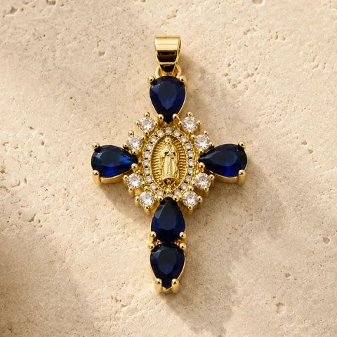 Croix dorée aux pierres bleues, avec la Vierge en médaillon au centre.